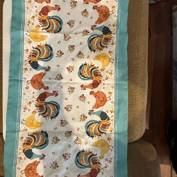 Rooster cotton tea towel 16 1/2” x 27” long.
Rooster & hen salt & pepper - Picture 3 of 3